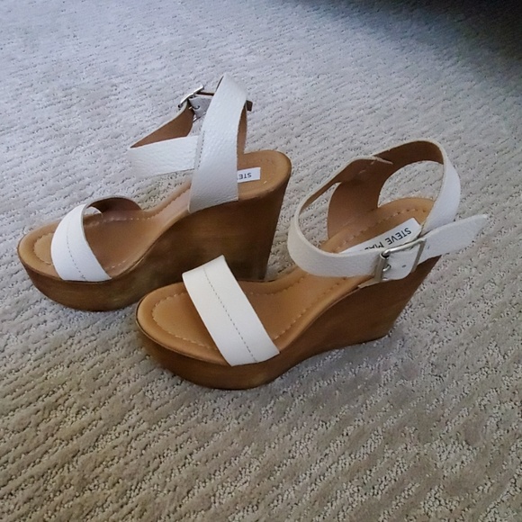 Steve Madden Cream leather straps with wood wedge. - Picture 3 of 8